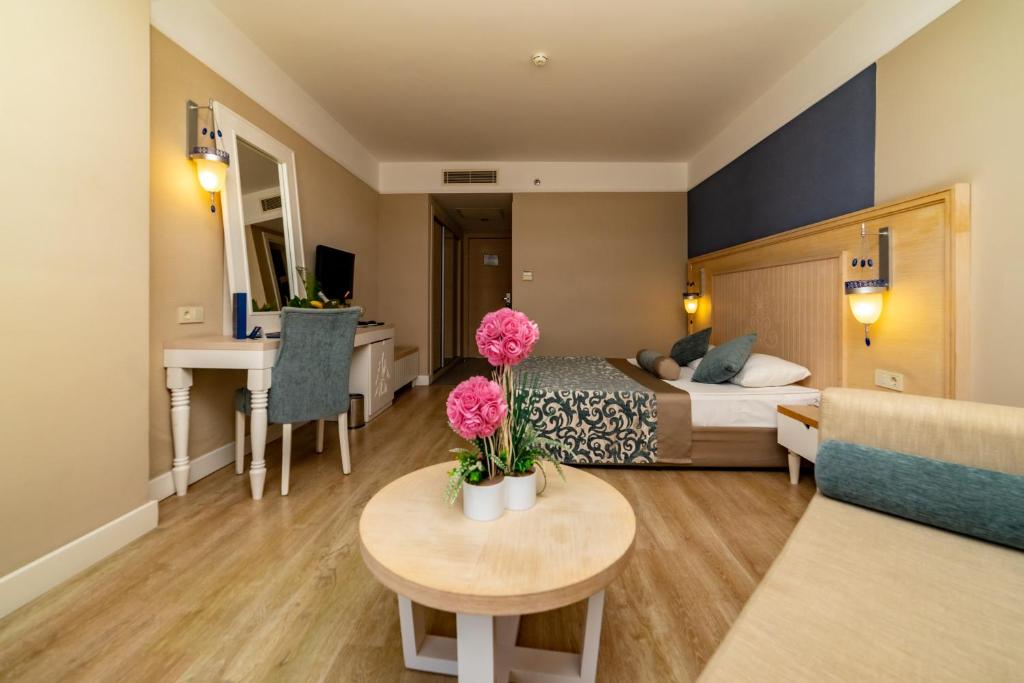 TV a/nebo společenská místnost v ubytování Seamelia Beach Resort Hotel & SPA