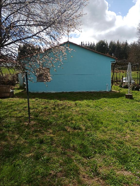 un edificio azul en medio de un patio en Casa completa, en Lugo