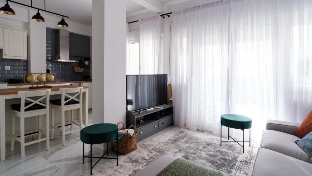 TV a/nebo společenská místnost v ubytování Home is