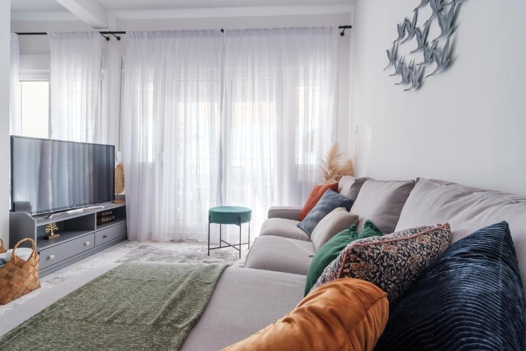 TV a/nebo společenská místnost v ubytování Home is