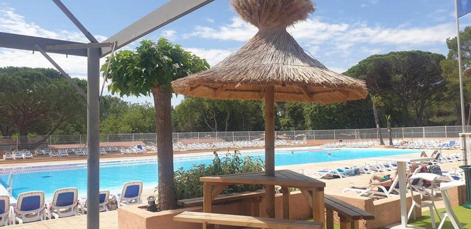 Bazén v ubytování Châlet dans parc de loisirs 5 étoiles nebo v jeho okolí