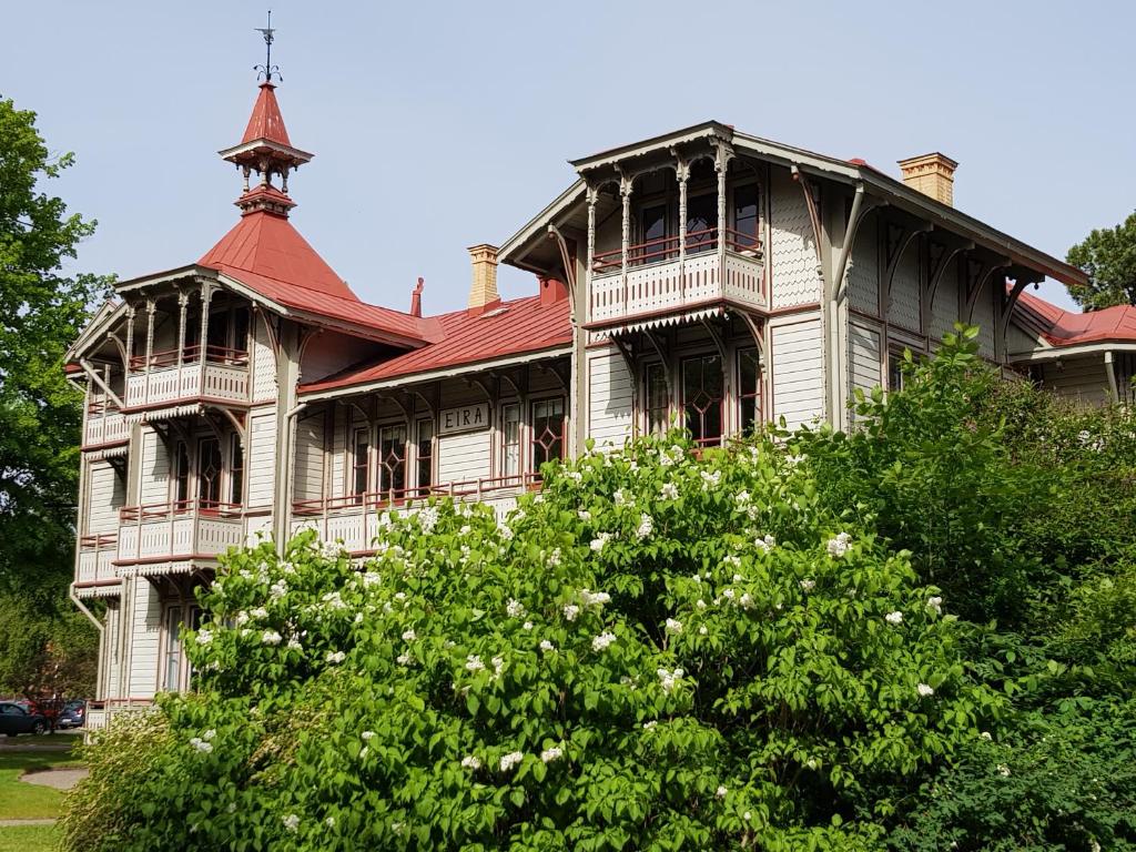 una casa vecchia maniera con tetto rosso di Villa Eira vandrarhem a Hjo