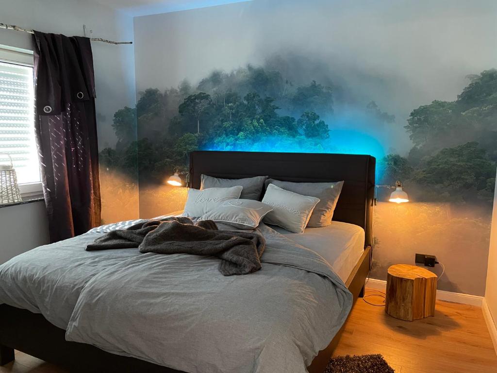 Un dormitorio con una cama con luces azules. en Ferienwohnung Piesbach, en Nalbach