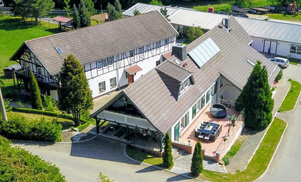 an overhead view of a large house with a car on the driveway at Der perfekte Ausgangspunkt in Königerode
