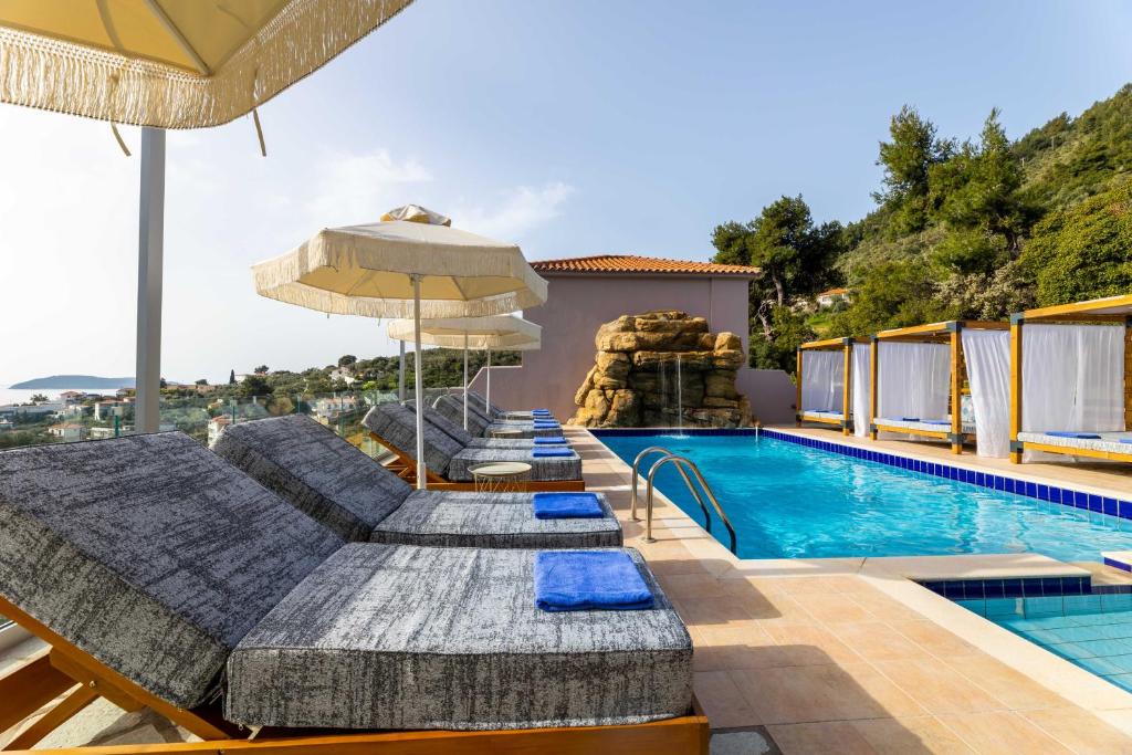 eine Villa mit einem Pool und einem Resort in der Unterkunft Skiathos Avaton Suites & Villas, Philian Hotels and Resorts in Megali Ammos