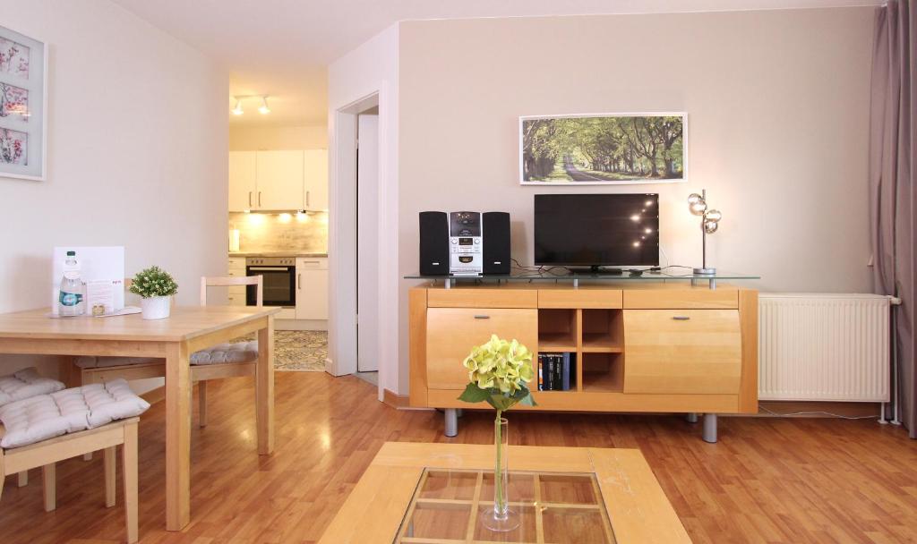 a living room with a television and a table at Ferienwohnung Ines in Kühlungsborn