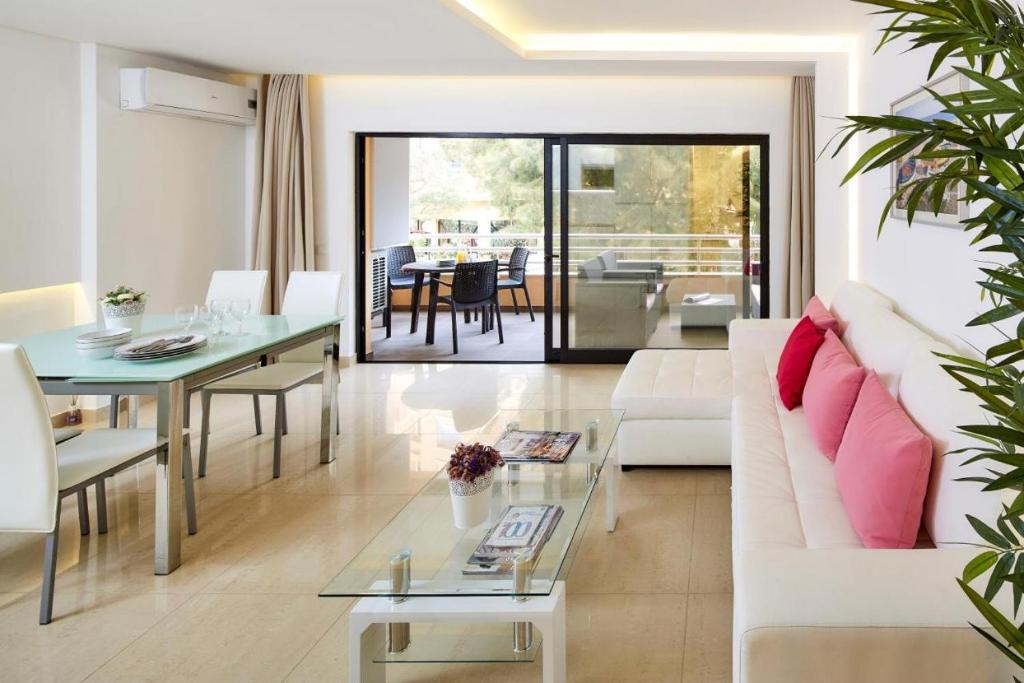 ヴィラモウラにあるMarina Mar Vilamoura Apartmentのリビングルーム(白いソファ、テーブル付)