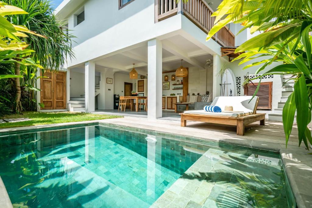 una piscina en el patio trasero de una villa en Yume Villas, en Uluwatu