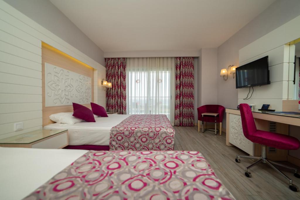 TV a/nebo společenská místnost v ubytování Sunmelia Beach Resort Hotel & Spa-All Inclusive