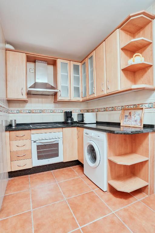 Kuchyň nebo kuchyňský kout v ubytování Strand Appartement met Zwembad TD04 by HolidayAndaluz