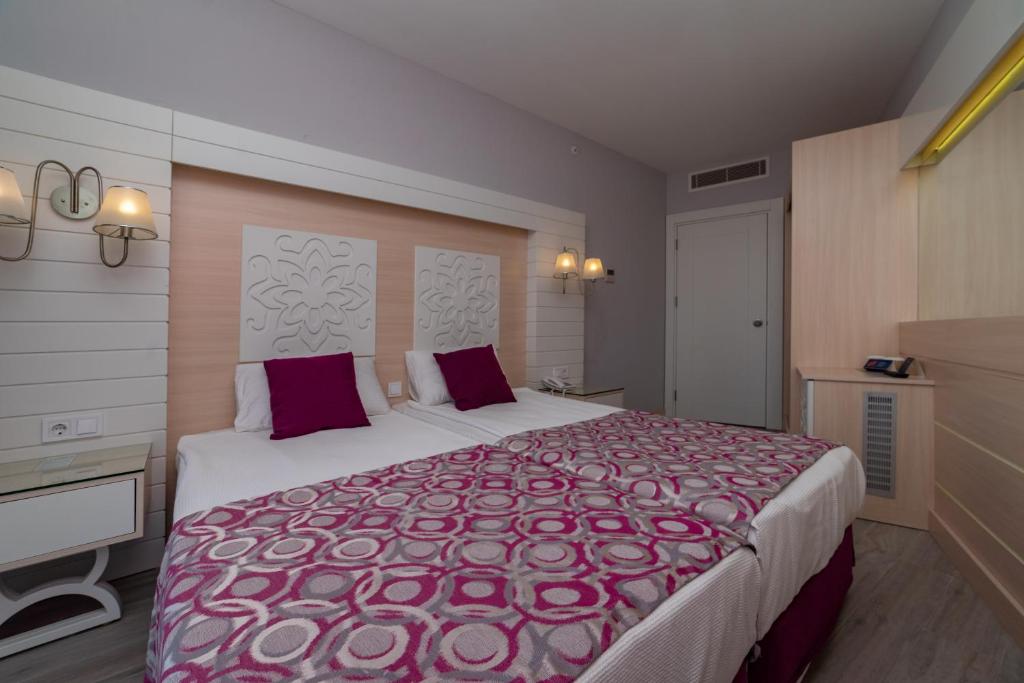 Postel nebo postele na pokoji v ubytování Sunmelia Beach Resort Hotel & Spa-All Inclusive