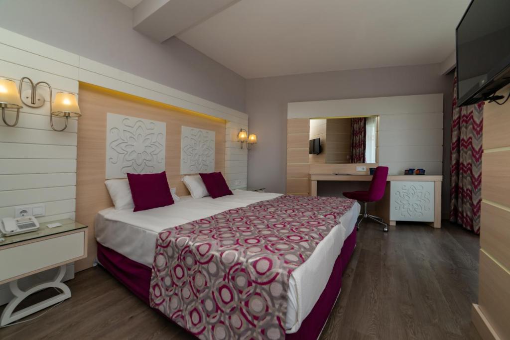 Postel nebo postele na pokoji v ubytování Sunmelia Beach Resort Hotel & Spa-All Inclusive