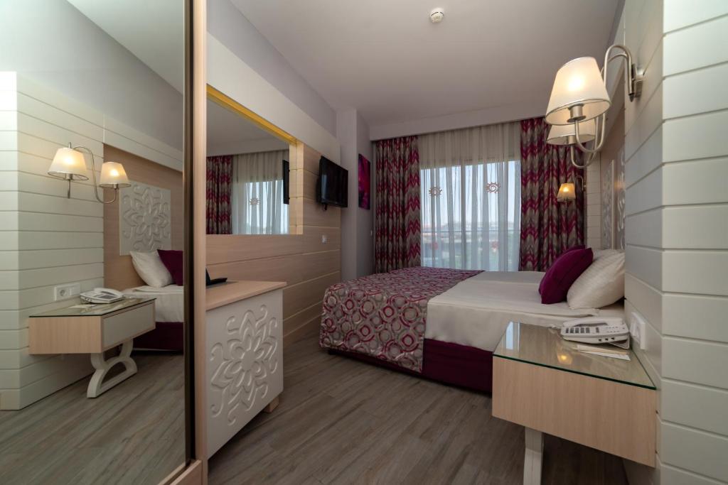 Postel nebo postele na pokoji v ubytování Sunmelia Beach Resort Hotel & Spa-All Inclusive
