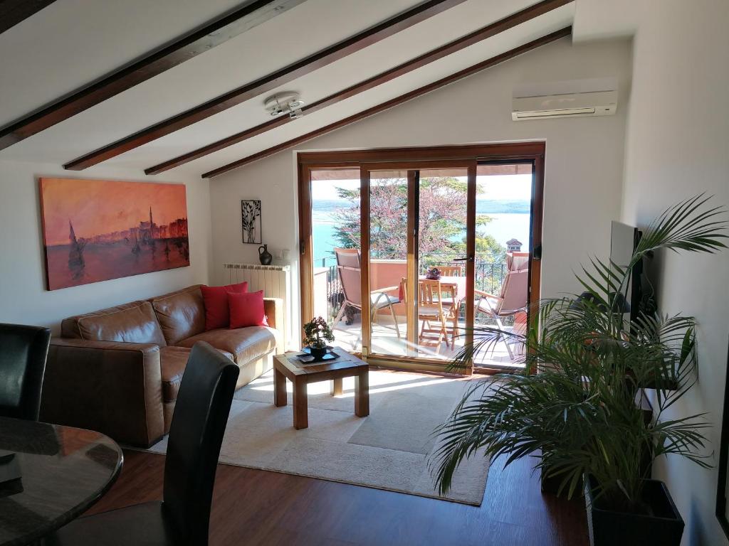 ein Wohnzimmer mit einem Sofa und einem Tisch in der Unterkunft BBP apartment in Portorož