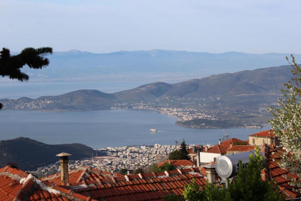 - une vue sur la ville et une étendue d'eau dans l'établissement Centaurs View, à Portariá