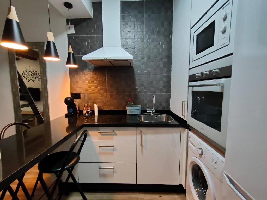 Kuchyňa alebo kuchynka v ubytovaní Budha Luxury Apartment Centro Histórico de Málaga