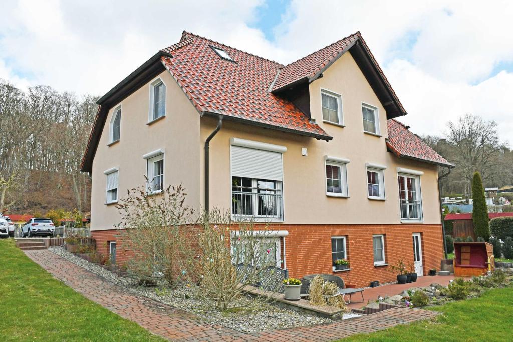 una casa grande con ladrillo rojo en Ferienwohnungen zwischen Ostsee und Bodden en Ostseebad Sellin