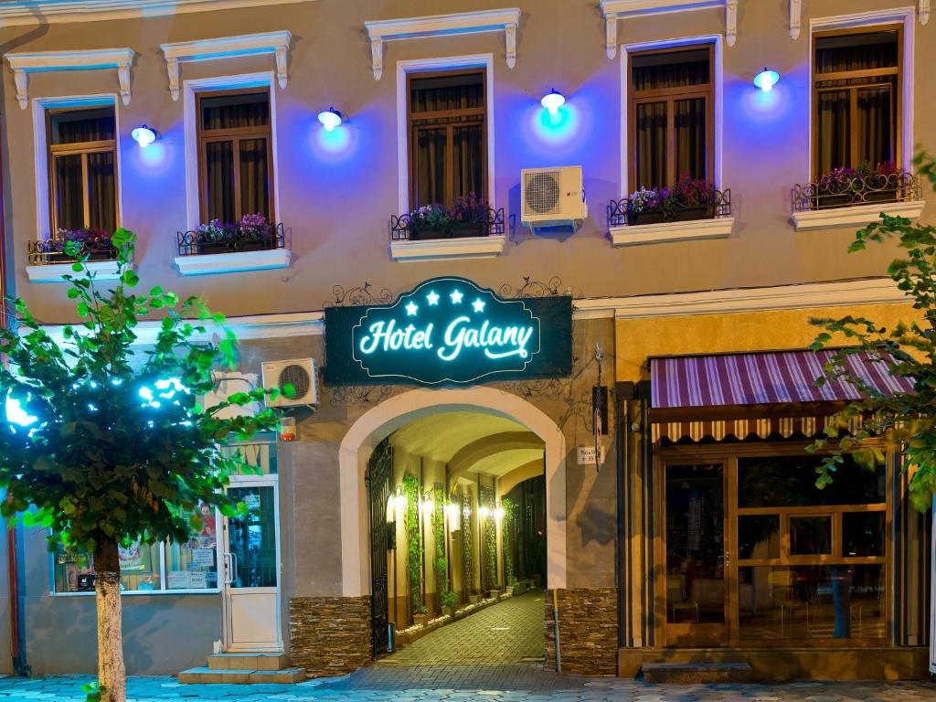 een gebouw met een bord voor een straatgalerij bij Hotel Galany in Rădăuţi