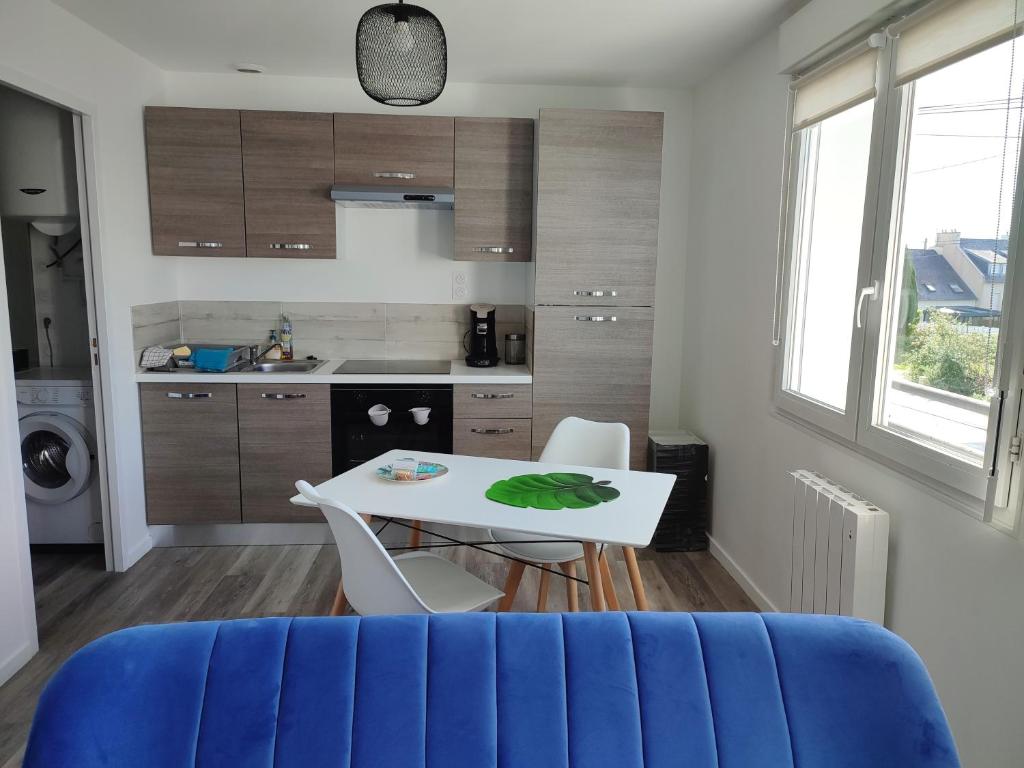 A kitchen or kitchenette at Charmant T1 bis dans un quartier calme