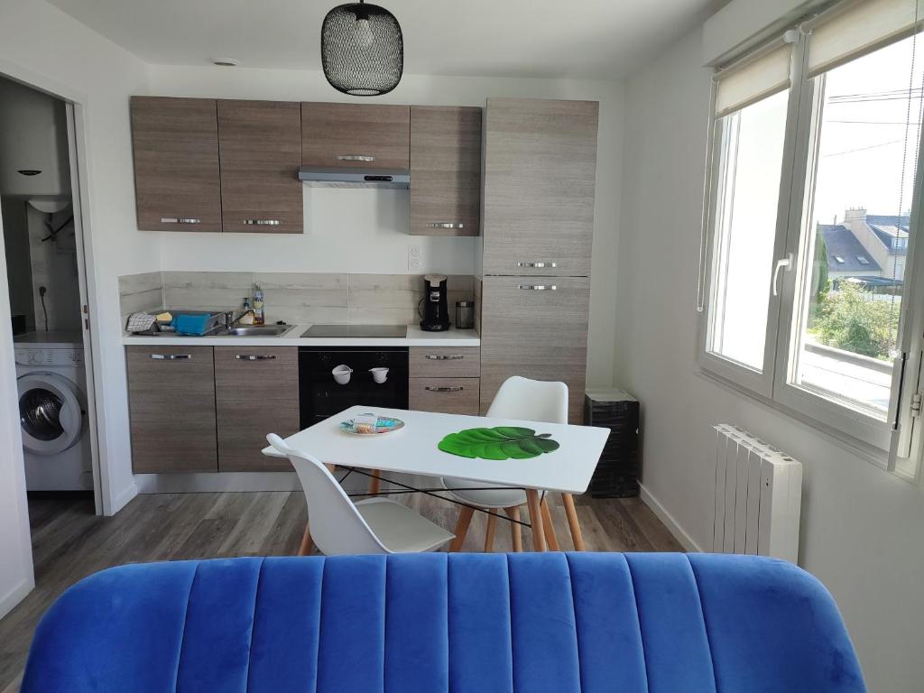 a kitchen with a table and chairs in a room at Charmant T1 bis dans un quartier calme in Brest