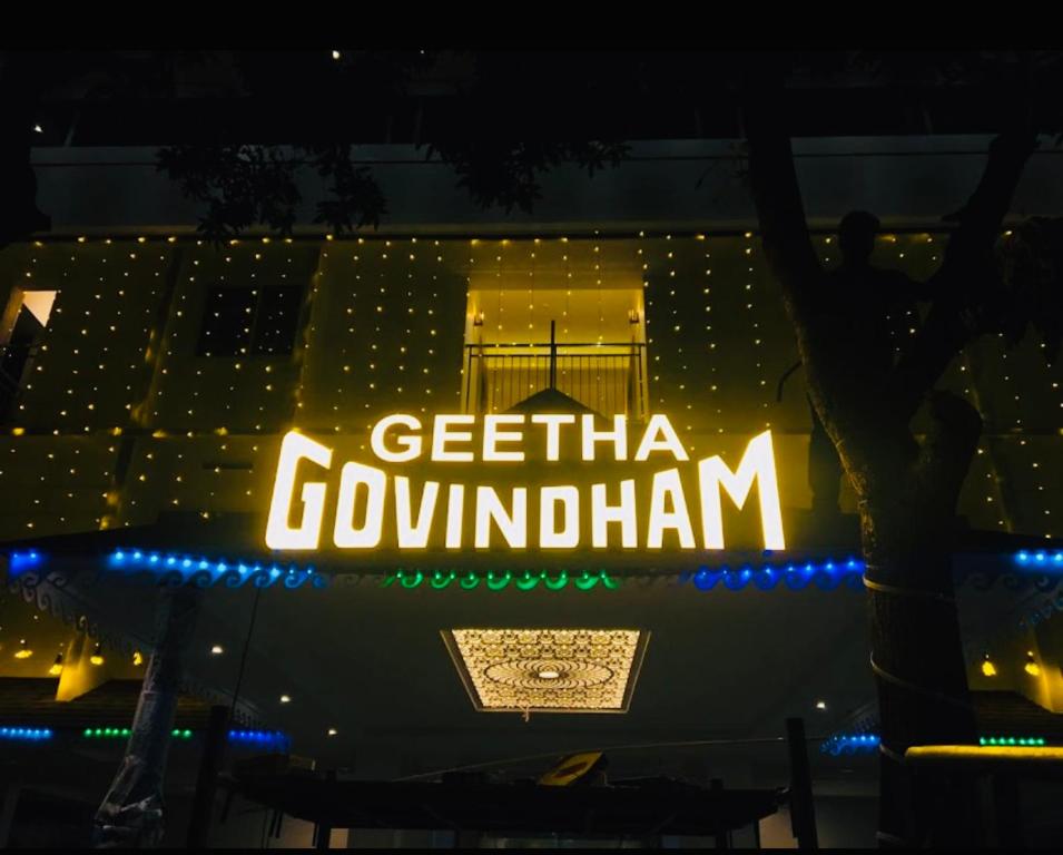 Una señal que dice getta gonzalo colombiano por la noche en Geetha Govindham en Guruvāyūr