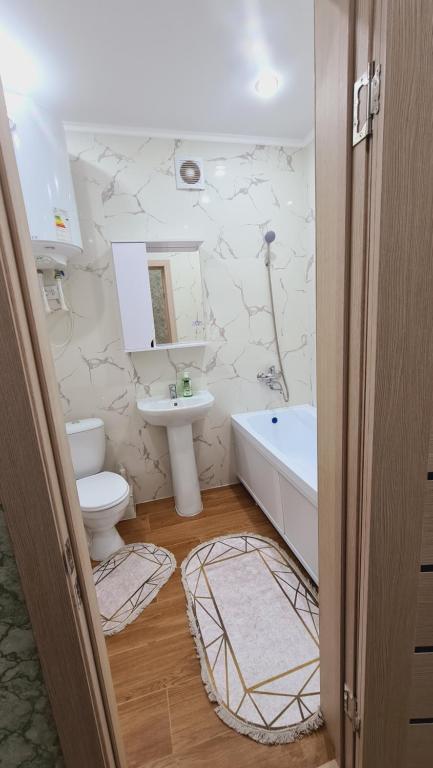 Koupelna v ubytování ЖК МАДИНА 2 КОМ. КВАРТИРА