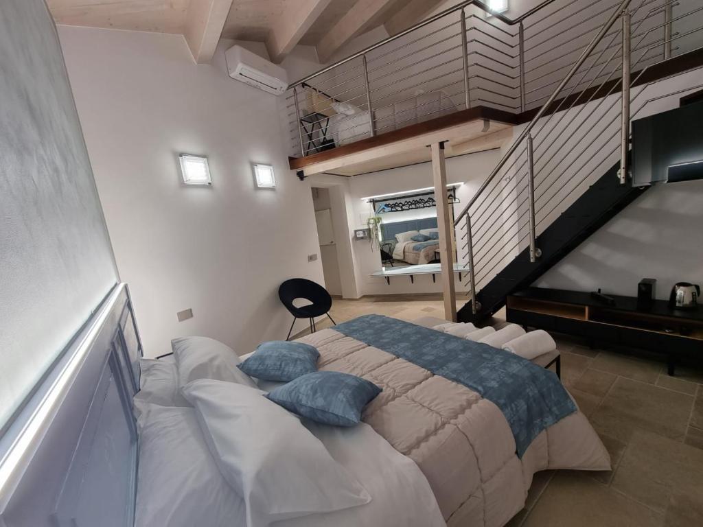 una camera da letto con un grande letto con cuscini blu di CENTO FIORI a Castel San Giovanni