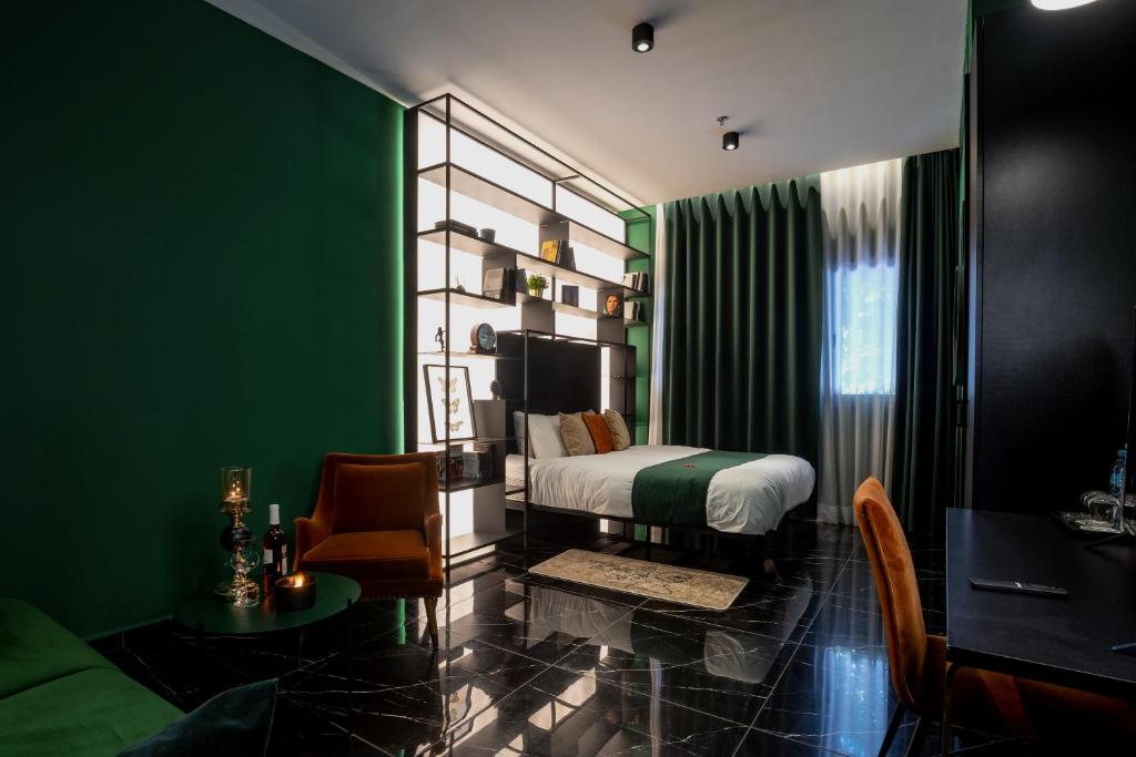 1 dormitorio con cama y pared verde en Joseph Hotel TLV, en Tel Aviv