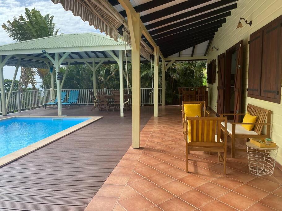 Bazén v ubytování Villa Petitparadis nebo v jeho okolí