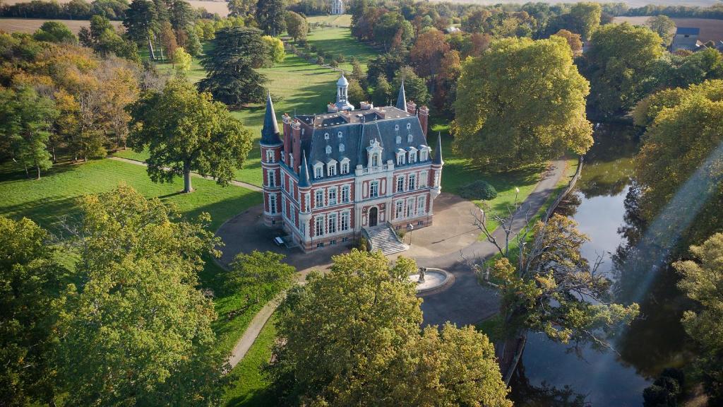 een luchtzicht op een groot gebouw met een toren bij Château Laverdines in Baugy