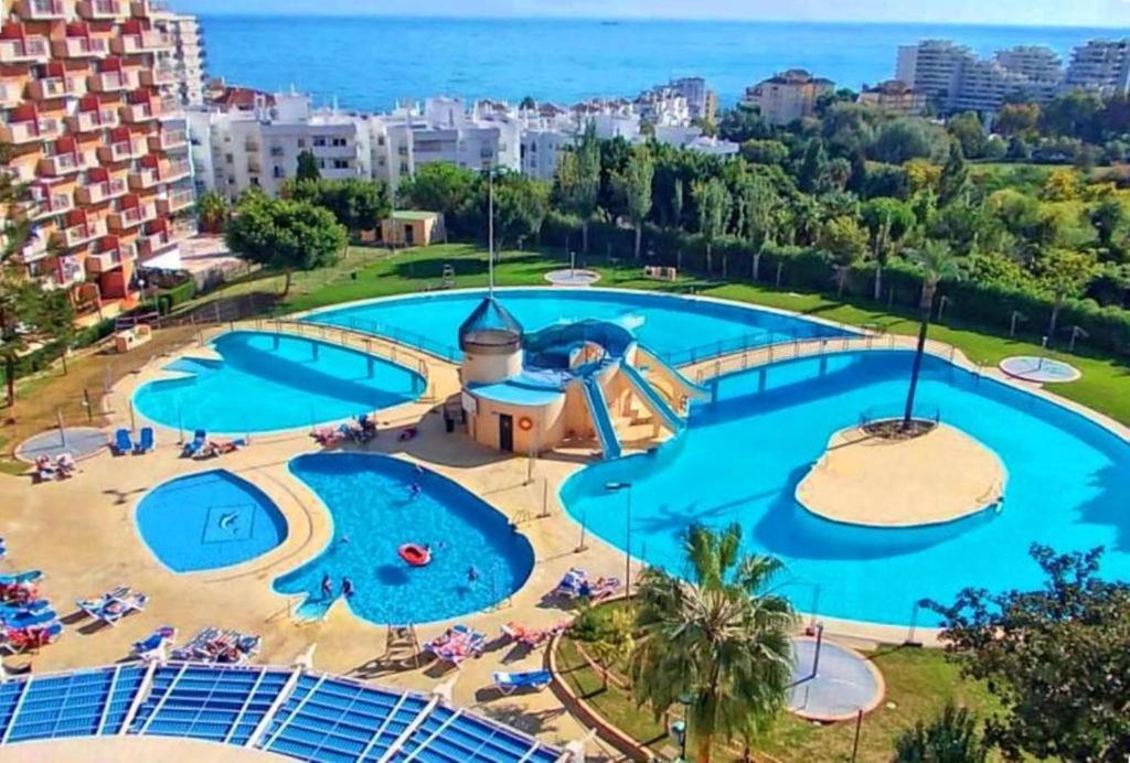 una imagen de una gran piscina en un complejo en Aparthotel Minerva, en Benalmádena