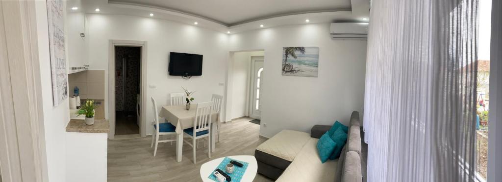 ein Wohnzimmer mit einem Sofa und einem Tisch in der Unterkunft Makera in Tivat