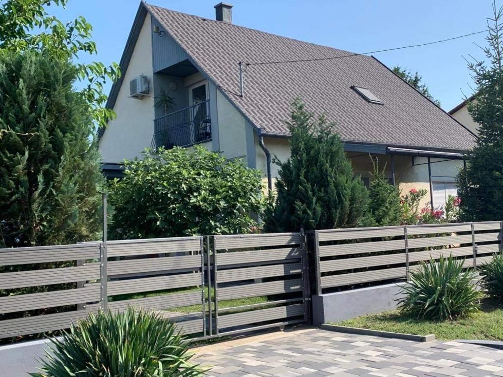 a fence in front of a house at Tóparti hangulatú nyaraló-Balatonboglár in Balatonboglár