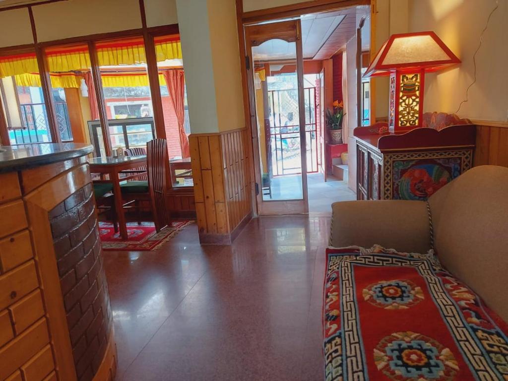 Postel nebo postele na pokoji v ubytování Auspiscious Him View Hotel