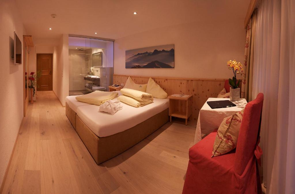 Postel nebo postele na pokoji v ubytování Hotel Hubertus inkl Summer Card