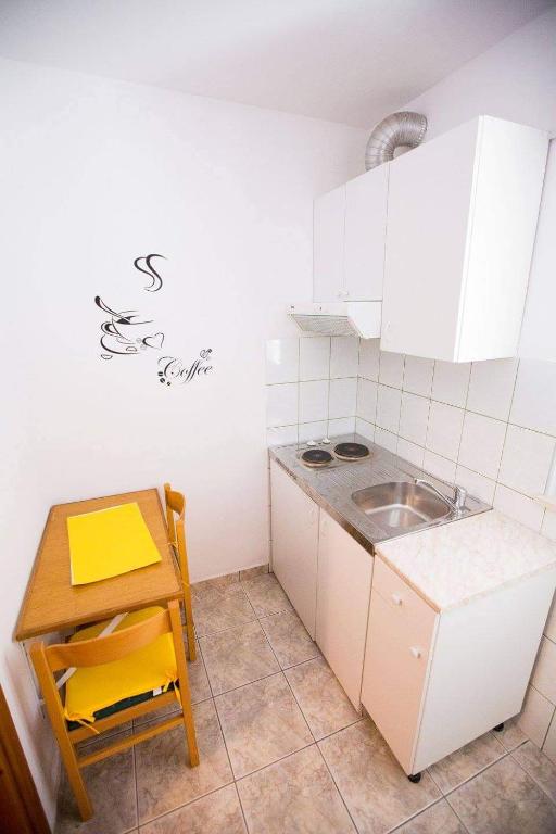Kuchyň nebo kuchyňský kout v ubytování Apartmani M&S