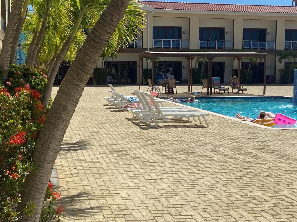 Bazén v ubytování Eagle Beach Cozy Condo nebo v jeho okolí