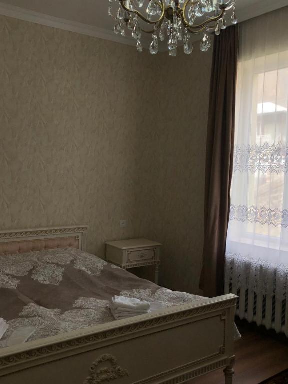 Postel nebo postele na pokoji v ubytování Lia Khaikashvili Guest House