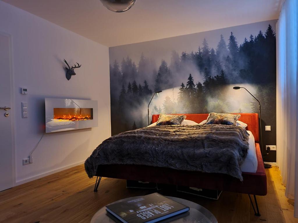 Mittendrin Ortenau -keine Monteurwohnung- في كيهل آم راين: غرفة نوم بسرير مع لوحة على الحائط