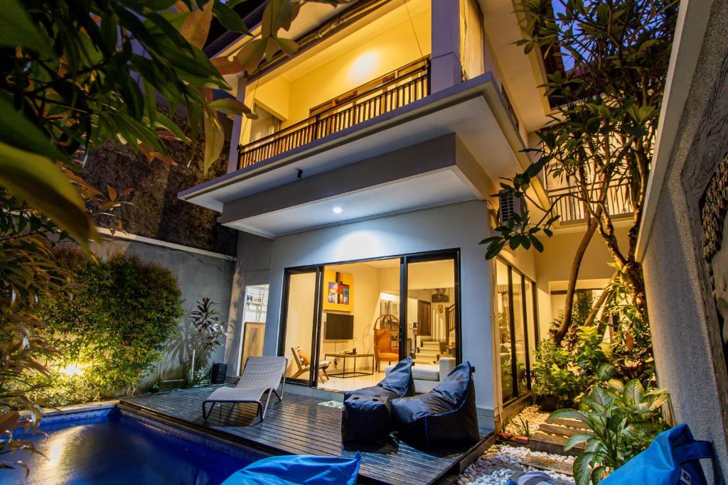 a house with a swimming pool in the backyard at Villa Kekasih by Bali Prime Hospitality in Seminyak