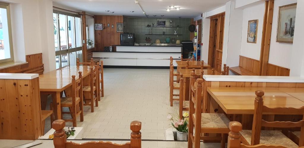 A kitchen or kitchenette at Hotel Chic