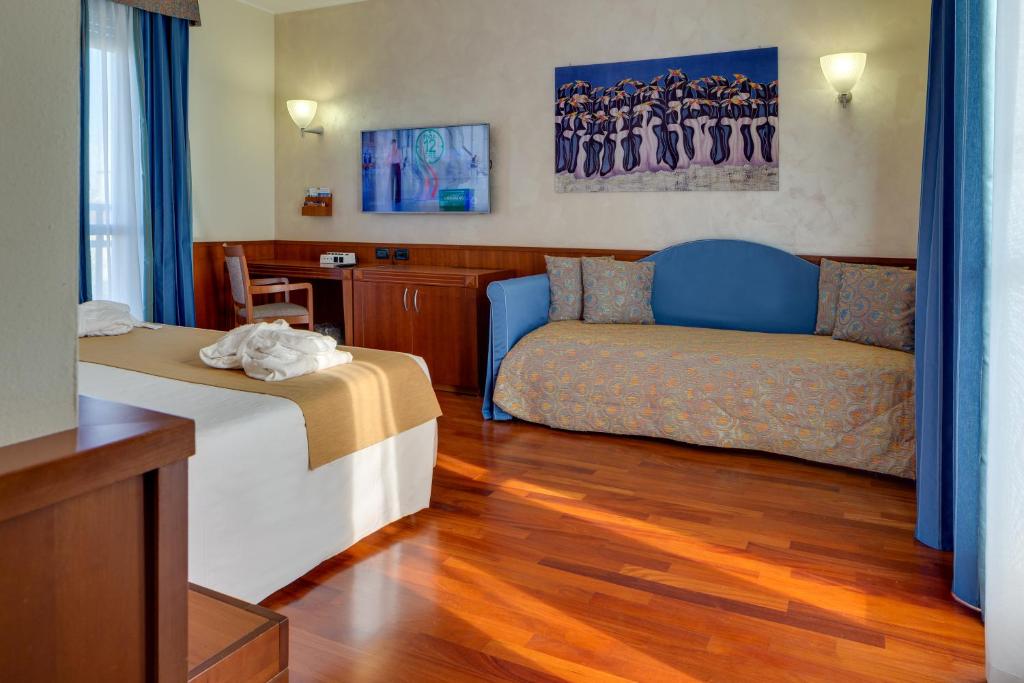 Televízia a/alebo spoločenská miestnosť v ubytovaní Hotel Raffaello