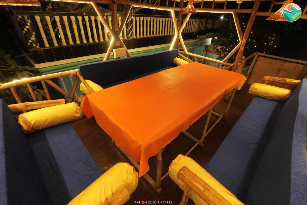 Posezení v ubytování Tropical Wave Hostel Morjim Goa