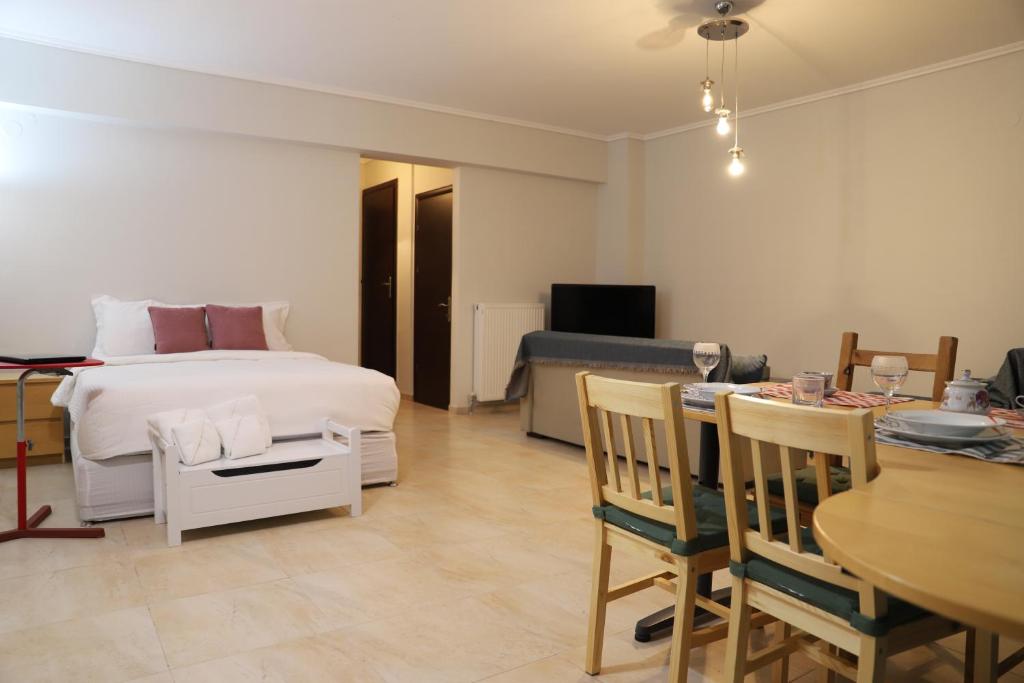 sypialnia z łóżkiem i jadalnia ze stołem w obiekcie New Stylish and Cozy Apartment w mieście Kráni