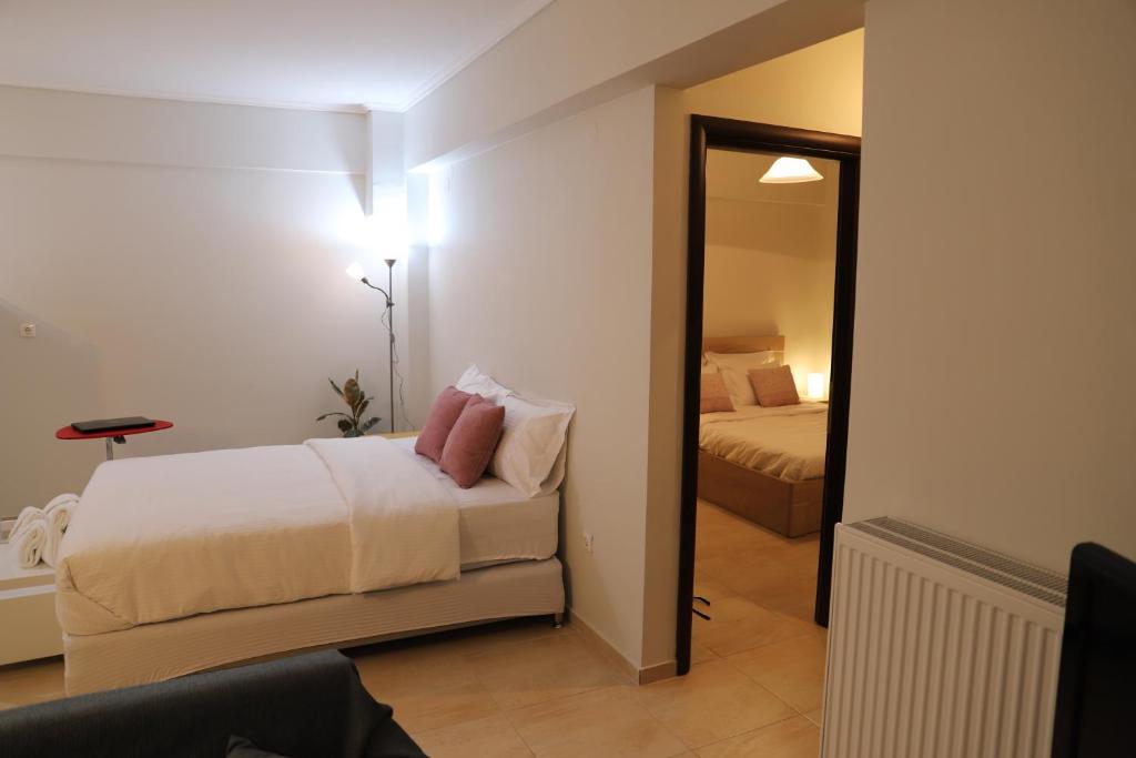 Pokój hotelowy z łóżkiem i lustrem w obiekcie New Stylish and Cozy Apartment w mieście Kráni