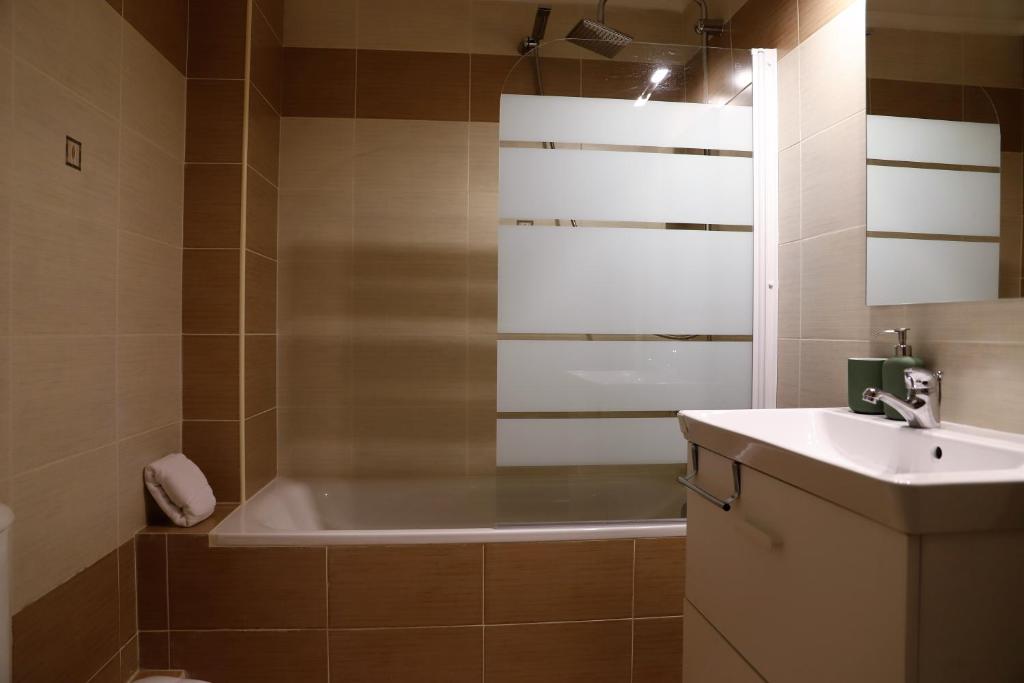 W łazience znajduje się wanna i umywalka. w obiekcie New Stylish and Cozy Apartment w mieście Kráni