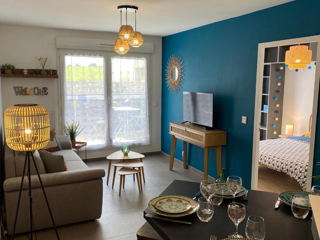 un soggiorno con divano e letto di Bel Appartement lumineux à 5 minutes d'Annecy a Seynod
