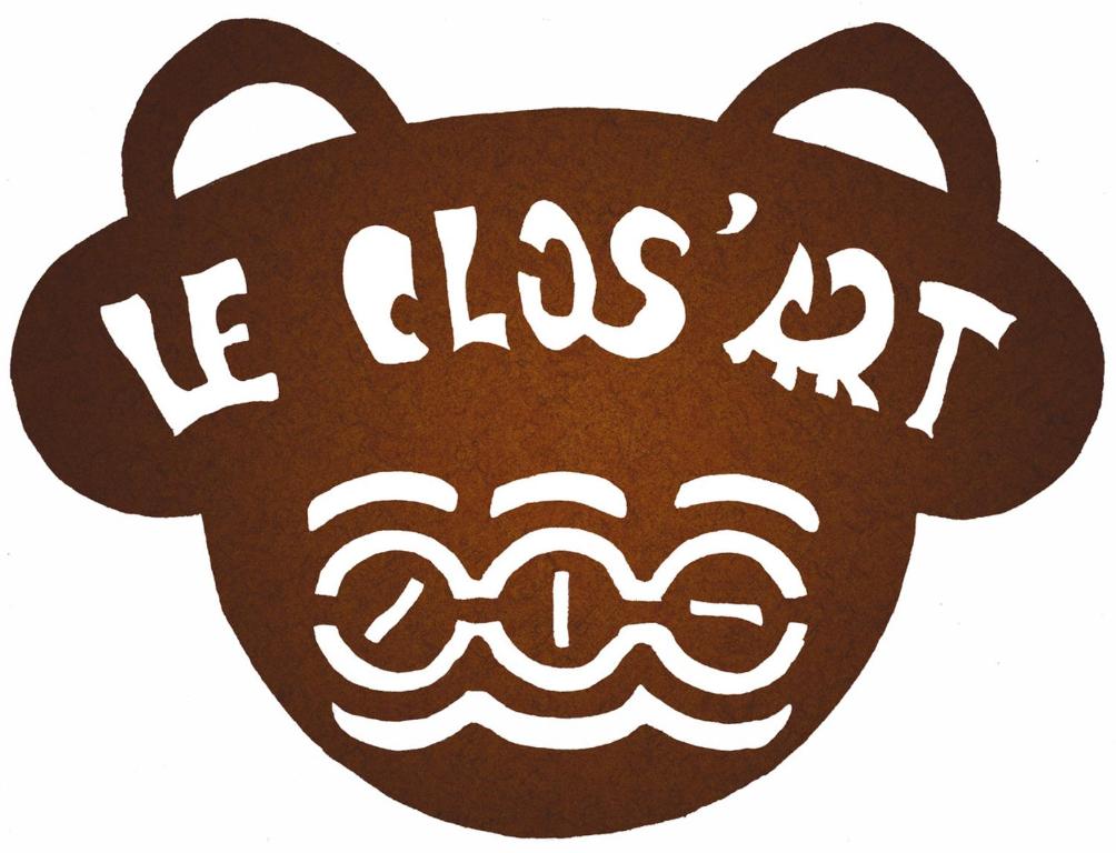 ein brauner Bär mit den Worten, die er glüht in der Unterkunft Le Clos'art in Vinassan