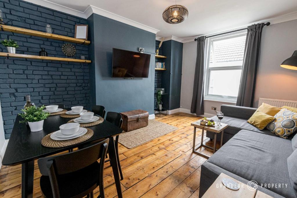 Quirky Newly Renovated Central Apartment With Parking - Cobalt Levels