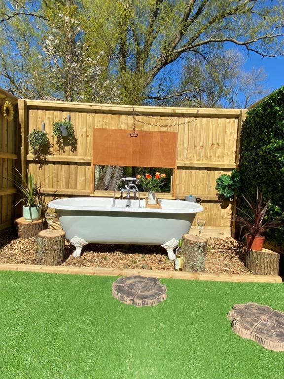 Zahrada ubytování Cosy dog friendly lodge with an outdoor bath on the Isle of Wight